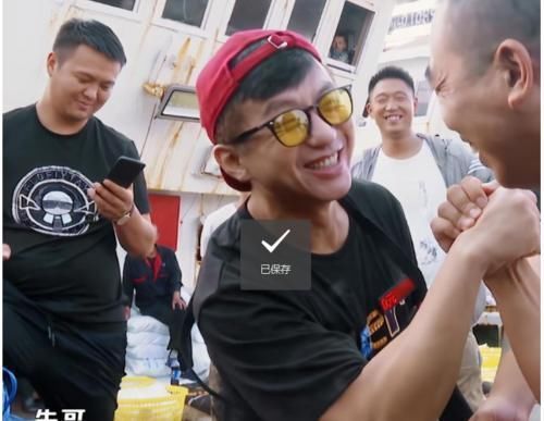 邓超与农民工掰手腕,比赛结束后一个举动引热议,网友:嫌弃就别玩