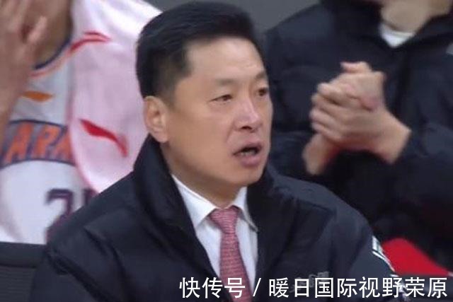 老马|李春江握拳挥舞庆祝!上海队19分大胜,王哲林轰20+10,老马暴怒