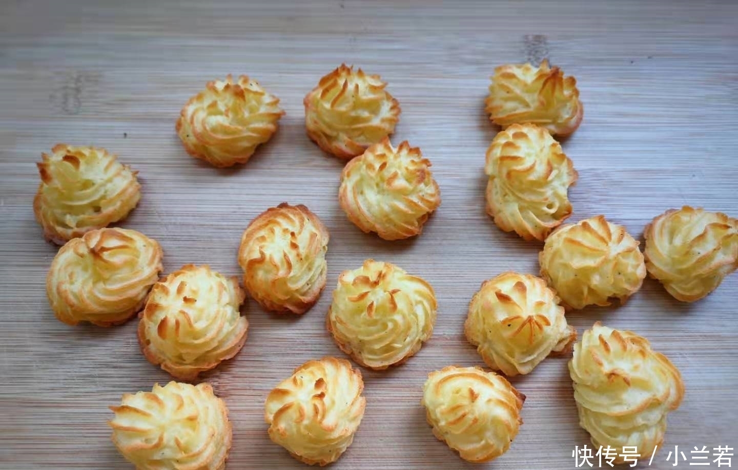 一个土豆，一个鸡蛋，做出的小吃，不油炸，外酥里嫩，孩子最爱！