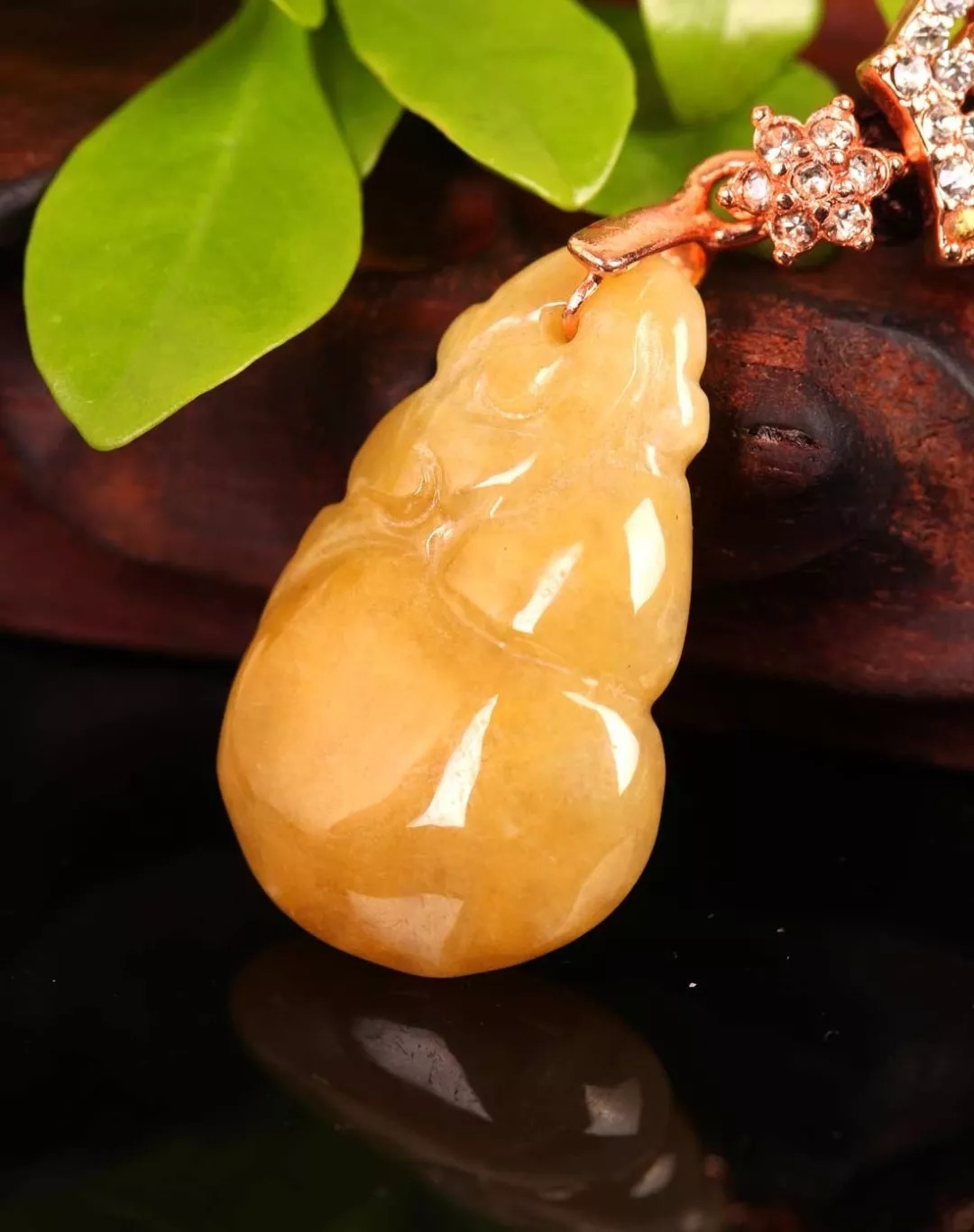 翡翠手镯|黄翡和绿翡翠相比较哪个更好呢?