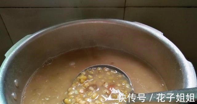 绿豆粥|吃一碗它,解宿醉,还能保护肝脏,快来试试这道芋圆绿豆粥吧!
