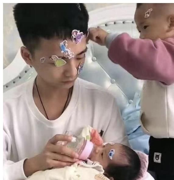 爸爸|“最年轻爸爸”火了,带娃被误认成哥哥,宝妈:这是我老公!