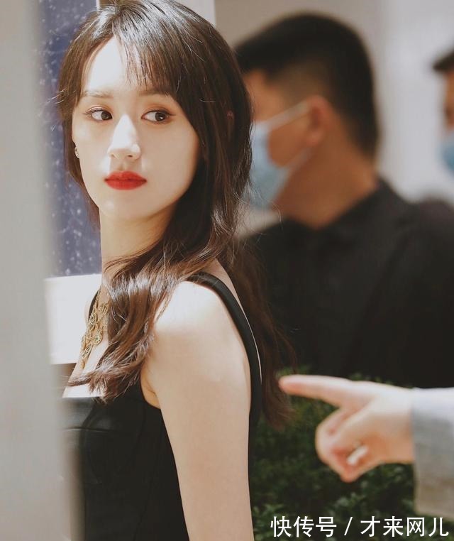 接连登上热搜，袁冰妍生图被夸，成毅却被吐槽不如蔡徐坤！