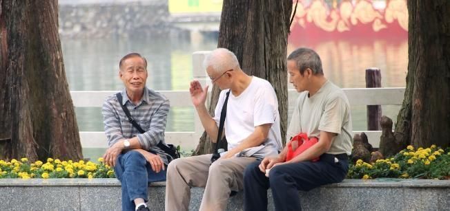 羽毛球|六旬老人常吃1物,甘油三酯到1.5,手不麻、头也不晕