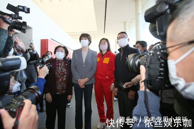 张娜|女排奥运冠军帅气出镜!合影郎平英姿飒爽,身前中国字样格外醒目