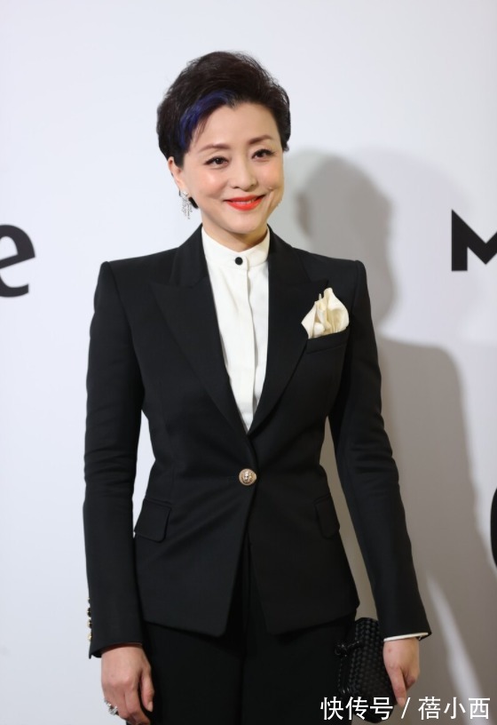 西装|杨澜穿衣从不“装嫩”，穿黑西装内搭白衬衫，骨子里透着高级感