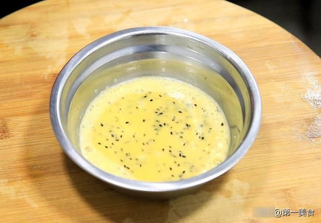 煎豆腐|一块豆腐，两个鸡蛋，厨师长教你做蛋塌豆腐，外焦里嫩，营养丰富