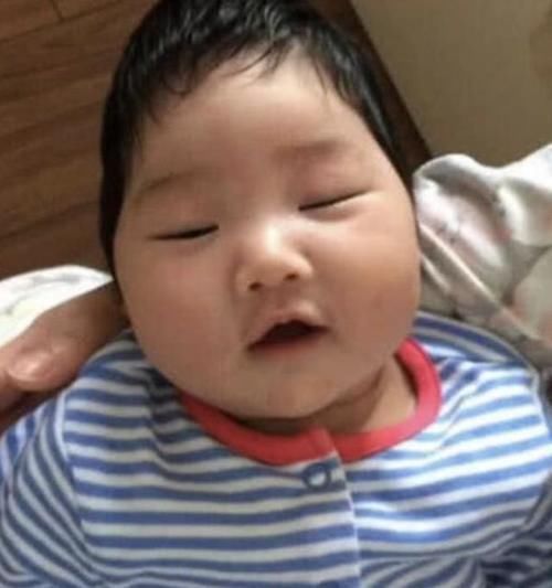 女儿|宝妈晒女儿的出生照和五岁照,相貌差别太大,网友:还好没丢掉