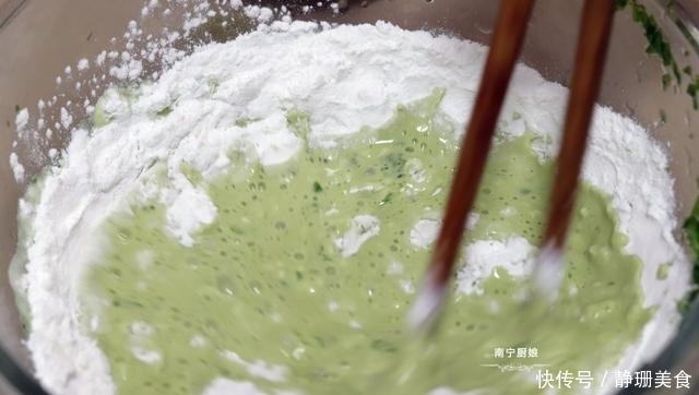 芥菜别用来打汤了,做成这样的小吃,有滋有味,上桌就被家人抢光