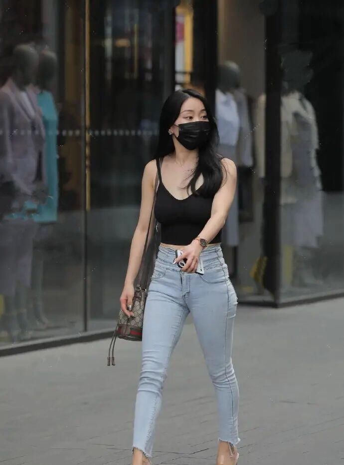 短裤大势已去了,今夏刮起了“牛仔风”,跟着三木穿时髦又显瘦