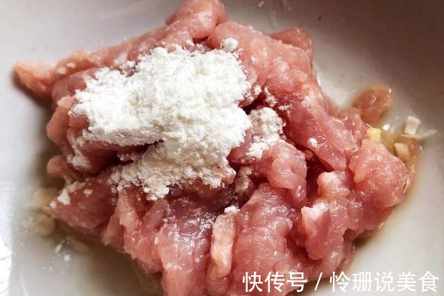 做辣椒炒肉，先炒辣椒还是先炒肉记住2个技巧，肉片滑嫩辣椒香