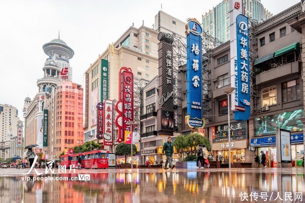 步行街|上海南京路步行街雨景迷人