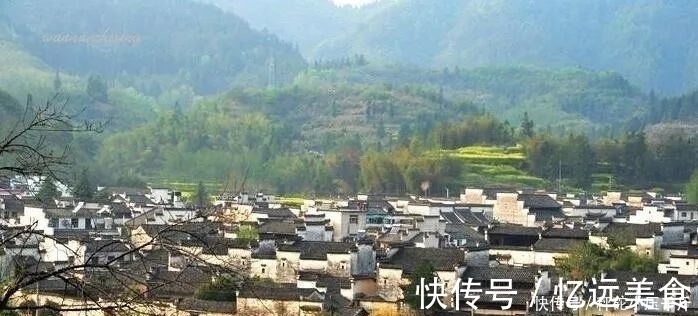 阳台上|农村自建三层别墅,面宽不到13米,挑空客厅外加车库,经典又时尚