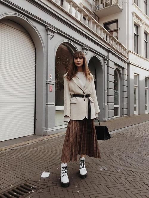 最近流行穿“过膝裙+西装”，洋气显高又保暖，时髦精们也爱了