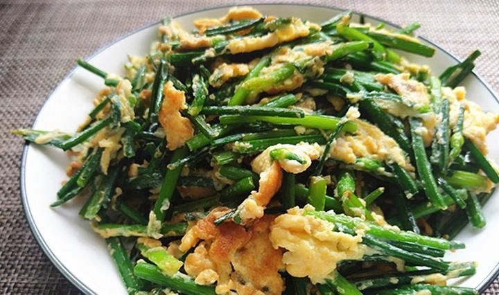 楼道|7月就要吃这菜，鲜嫩清脆，简单一炒，香味飘满楼道，邻居都说香