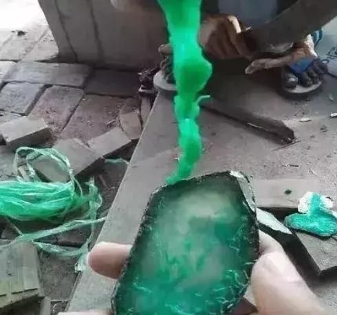 石膏|200万翡翠原石一刀切下去,帝王绿看不到,现一块块石膏