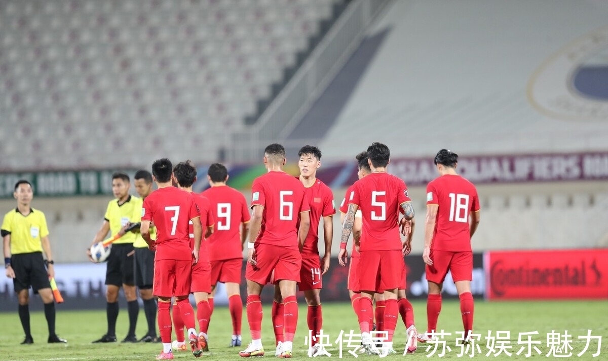 回传|比赛最后1分钟,国足还在后场倒脚,3次回传门将,以为3分已到手