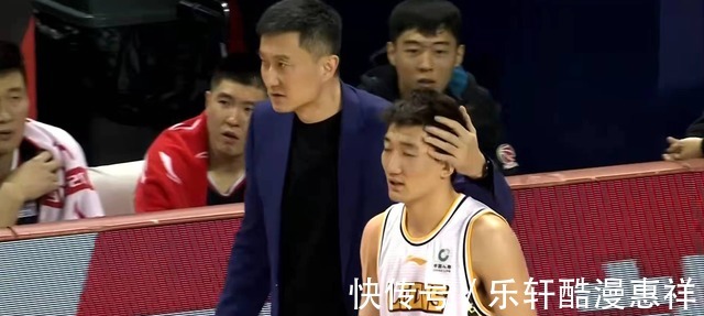 曾繁日|争议一幕!曾繁日垫脚孙铭徽,险发生冲突,杜锋徐杰安慰成和事佬