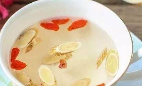 每天坚持喝两杯黄芪泡水,四个好处不请自来,