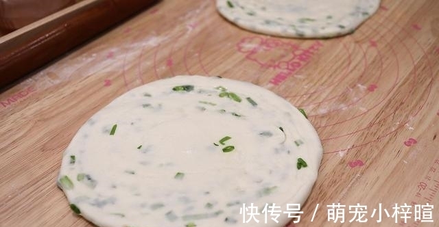 早餐别总是稀饭馒头！教你做懒人版葱花饼，3分钟就能出锅！