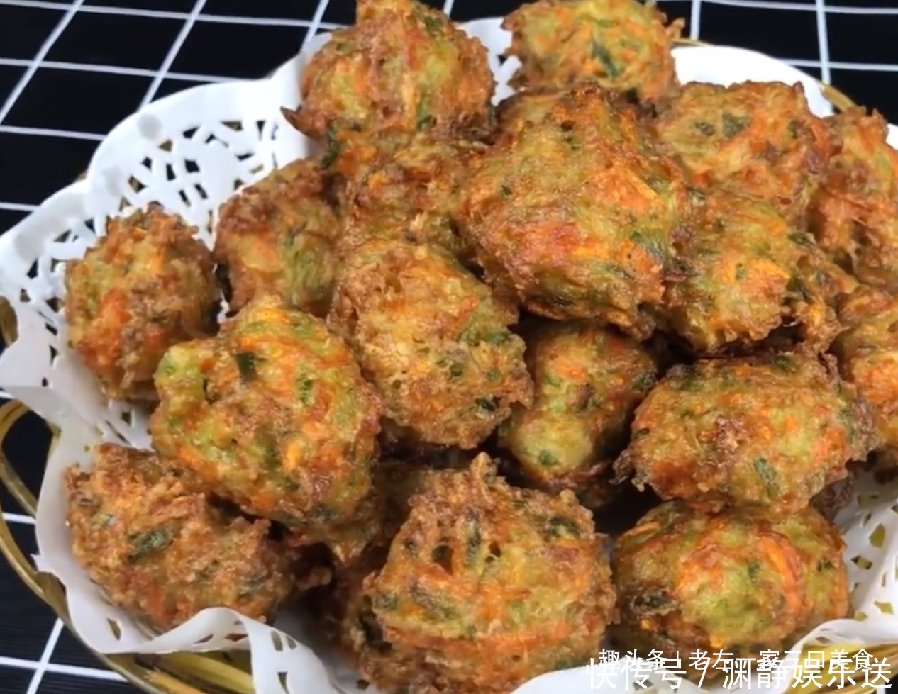 萝卜丸子最正宗的做法,一滴水都不加,学会这方法酥脆不油腻