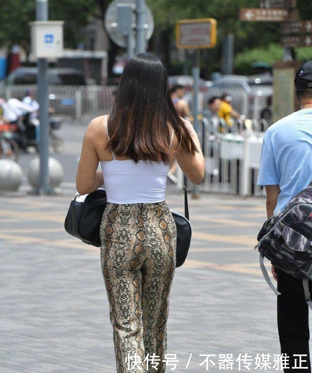 牛仔|牛仔连衣裙内搭白色T恤,清爽有活力,少女感十足