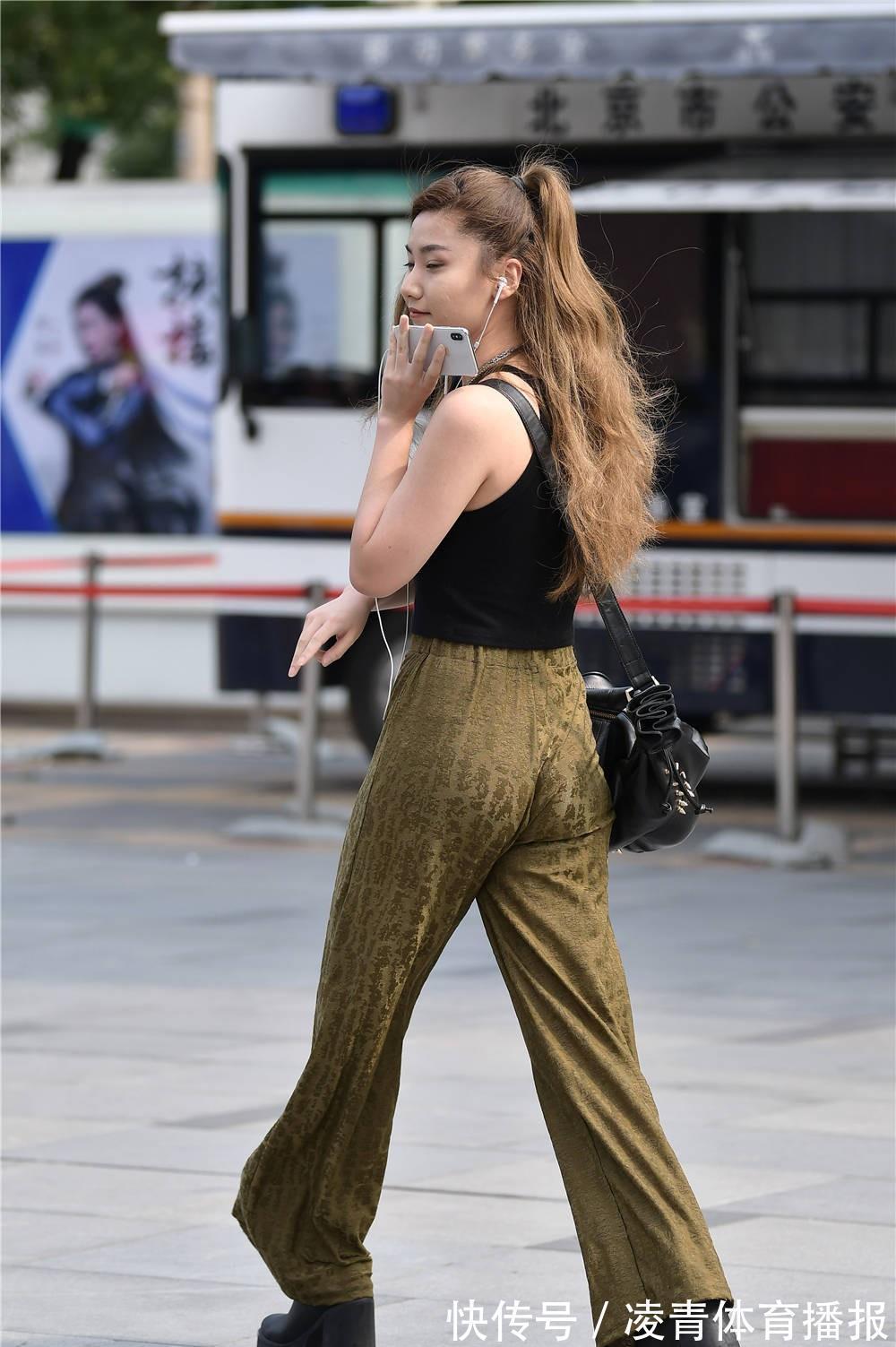 身材 宽松的长裤,搭配修身无袖背心,时尚姑娘穿出简约感