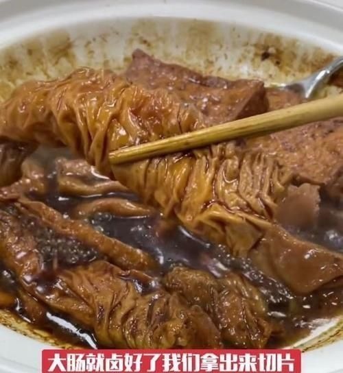 猪大肠这样做，比外面买的都要好吃，记得收藏好，过年回家露一手