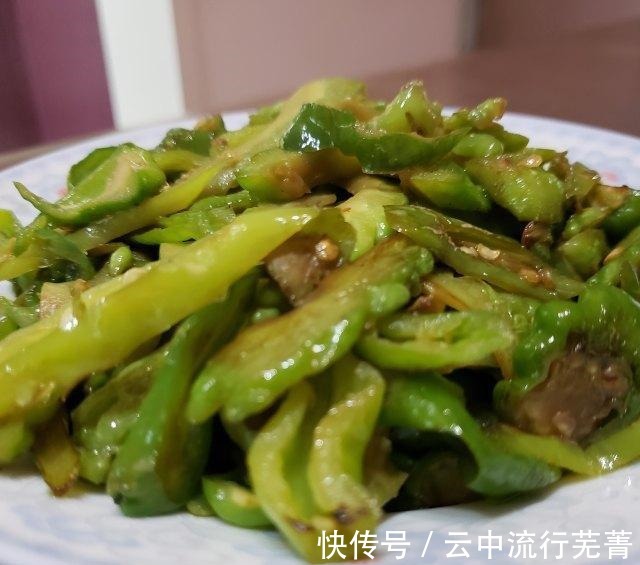 苦瓜|尖椒炒苦瓜，香辣可口，下饭菜！