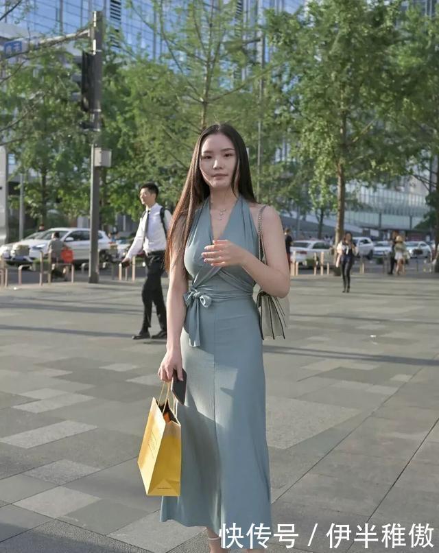 连衣裙的穿搭呈现满满气质感,更显潮流气质