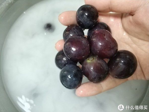 洗葡萄时,用清水洗等于吃虫卵,老果农教你这样洗,连皮都能吃