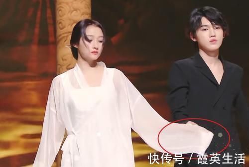 舞蹈|宋亚轩想拉关晓彤的手,女方的下意识反应,是对鹿晗最大的尊重
