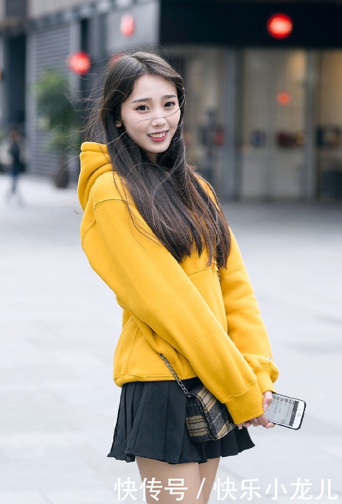 一看非常善良女人味十足,一张稚嫩的娃娃脸,还是女大学生的模样