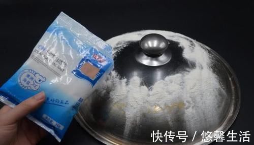 不管锅盖有多脏，不用任何洗涤剂，轻轻一擦洁净如新，方法太棒了