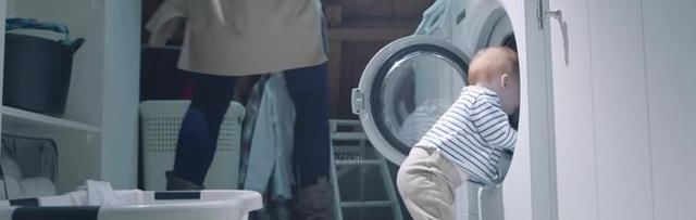 中国男孩医院偶遇黑人宝宝，俩娃互相打量的一幕，逗笑医护人员