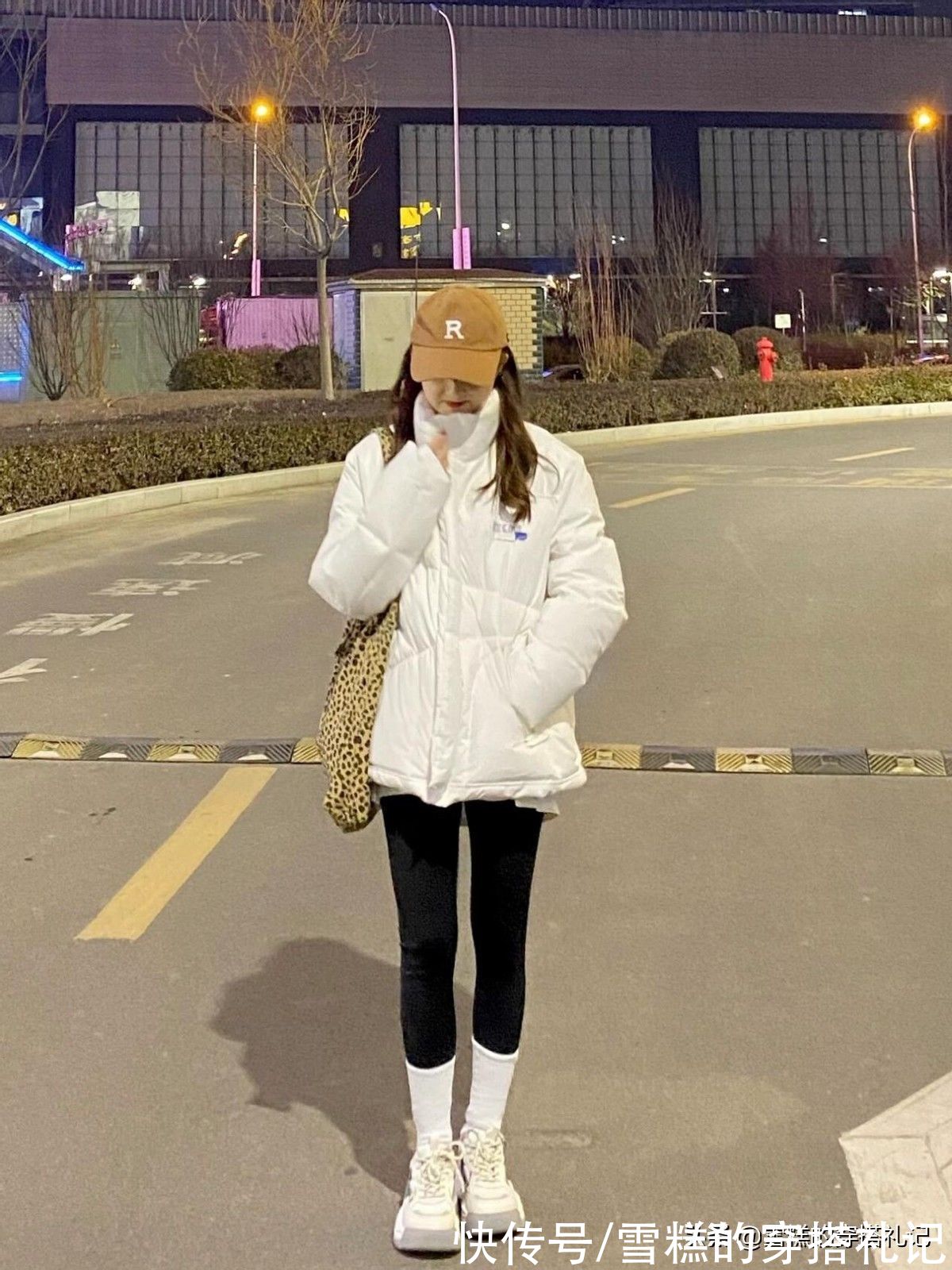 短靴 扔掉阔腿裤吧！今年流行穿“鲨鱼裤”，配上短靴、老爹鞋太时髦了