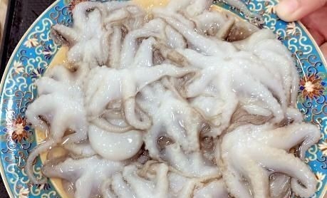 白灼八爪鱼为啥咬不动?海边渔民指出做错的步骤,原来这做法才对