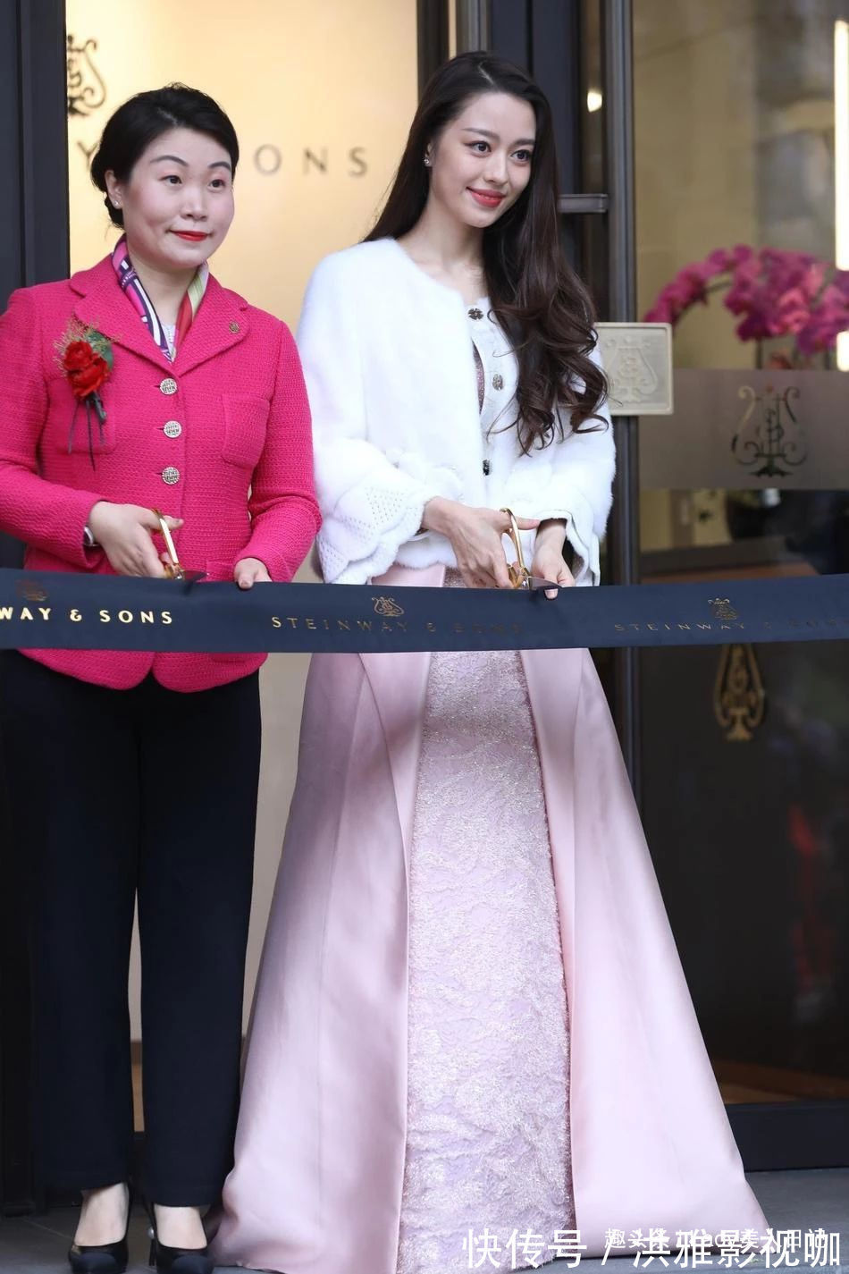 钢琴演奏|吉娜频繁现身活动为未来铺垫穿一字肩长裙气质若仙,像漫画公主