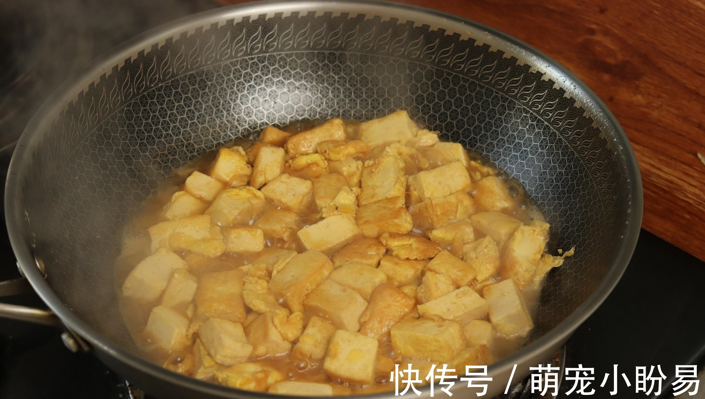 煎豆腐时,切记不要直接下锅煎!多加一步,豆腐不碎不粘锅