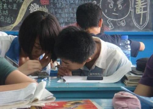男孩女孩|为啥初中多半是“男女同桌”?班主任的用心良苦,父母知道吗?
