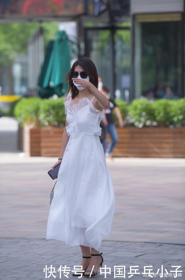 纯白色连衣裙搭配高跟凉鞋,尽显知性,知性十足