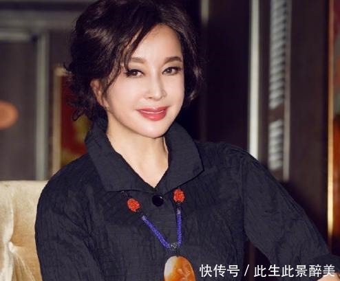 刘晓庆|刘晓庆宅家练书法,意外曝光自家奢华豪宅,曾被曝有4000平米