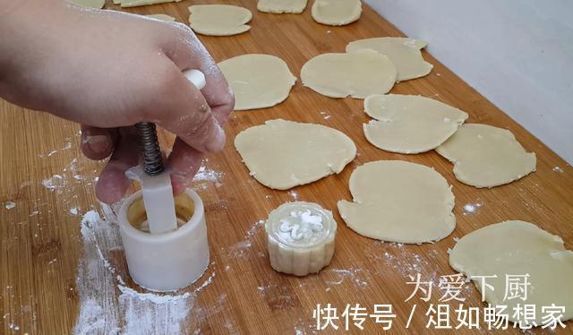 保鲜膜|中秋节别买月饼了，擀杖擀一擀，外皮香酥又掉渣，没烤箱也能成功