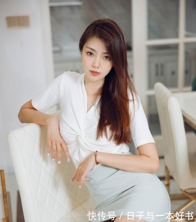 高跟鞋 浅豆色的包臀裙,上搭一件白色的短袖衬衫,简约时尚干练有范!