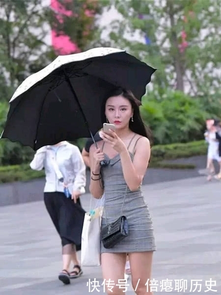  美丽|街拍，爱逛街的美女，用最简单的清爽搭配彰显自己的美丽与个性