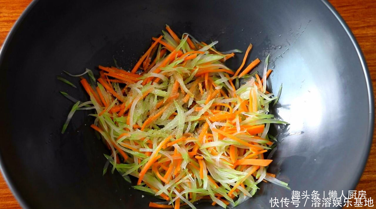 凉拌|夏天最爱吃的凉拌菜,2根芹菜,一点大蛏王,教你做一盘凉拌蛏子