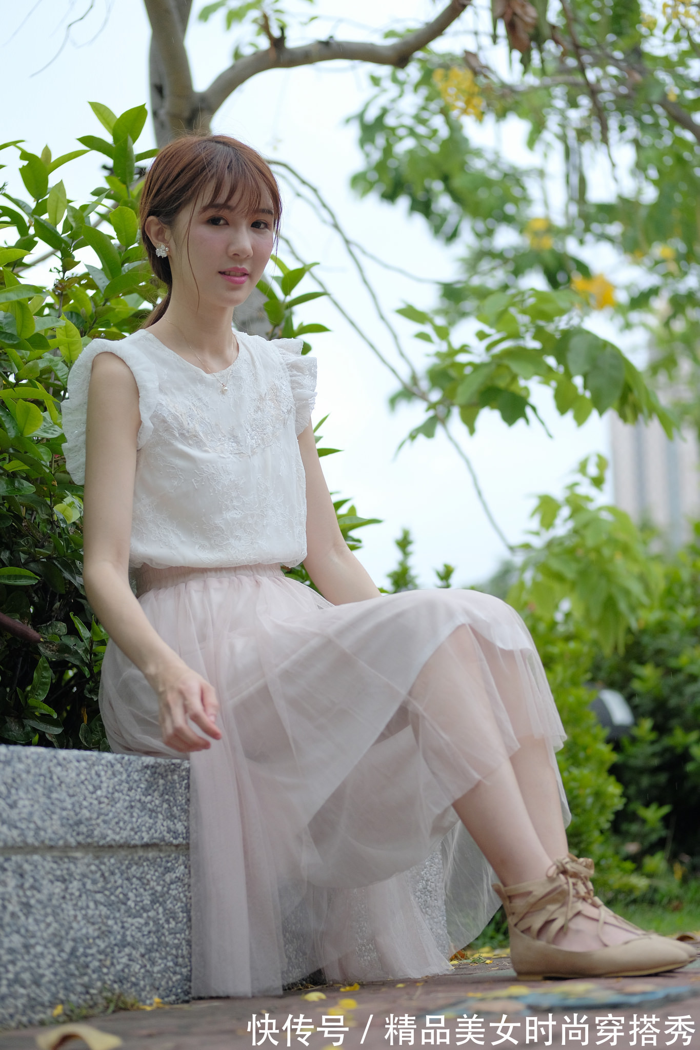 甜美风 白色蕾丝上衣搭配粉色网纱半身裙,甜美优雅