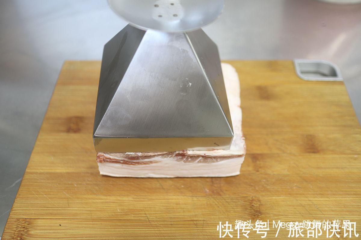 入味|想了20年的宝塔肉,第一次就成功了,蒸着吃入味又下饭,太香了