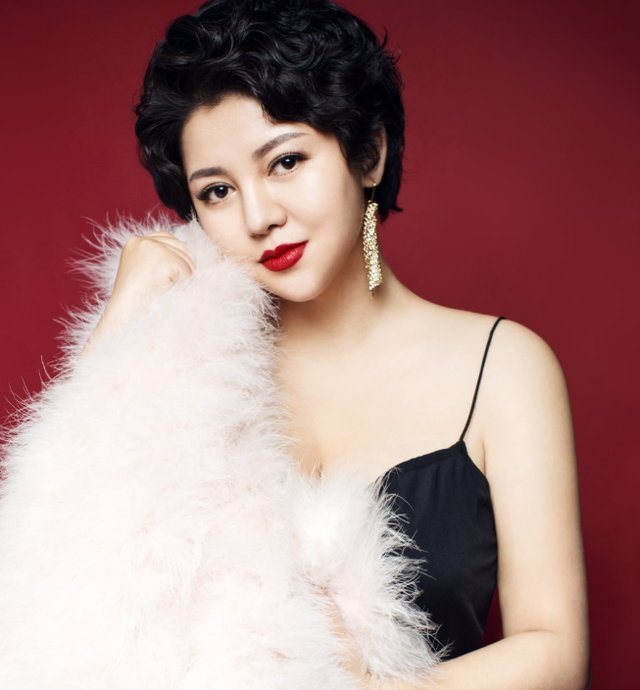 雪村老婆罕见出镜,靠风月片出名的她,如今身材臃肿胖到难以辨认