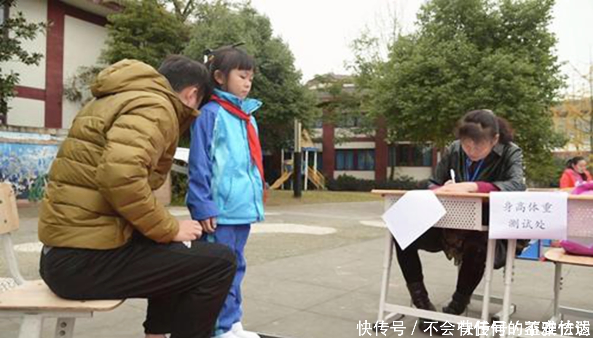 吃糖|青春期的孩子身高有“猛长期”，发育信号很隐秘，妈妈要学会发现